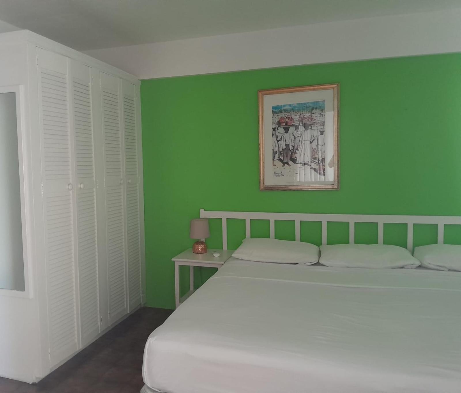 Melrose Beach Apartments Inc Бриджтаун Екстериор снимка