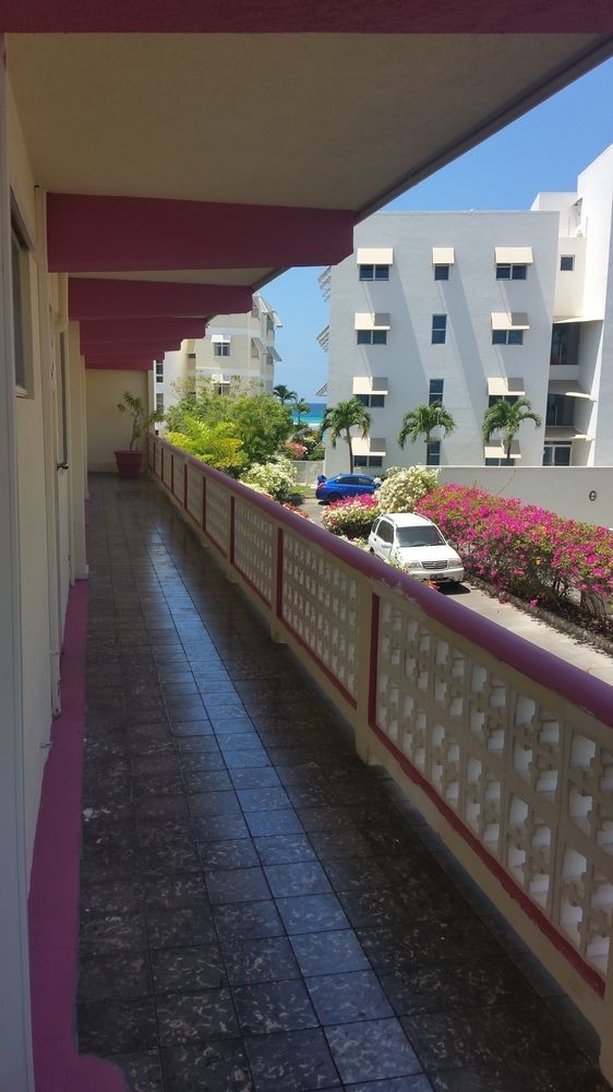 Melrose Beach Apartments Inc Бриджтаун Екстериор снимка